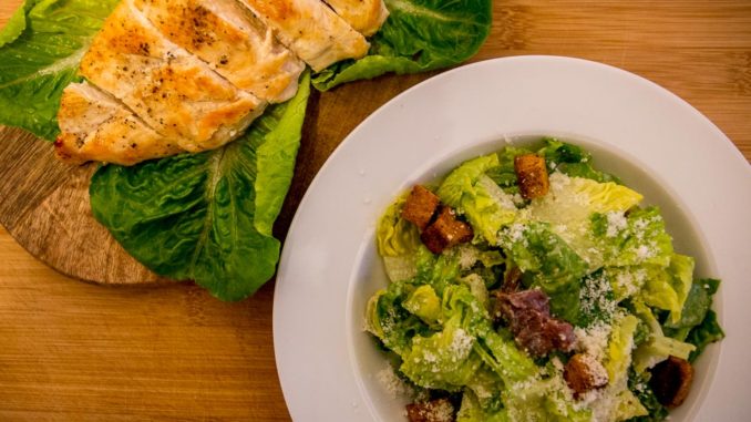 Der Caesar Salad ist ein absoluter Vorspeisenklassiker an Bord