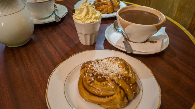 Schwedische Fika mit Zimtschnecke