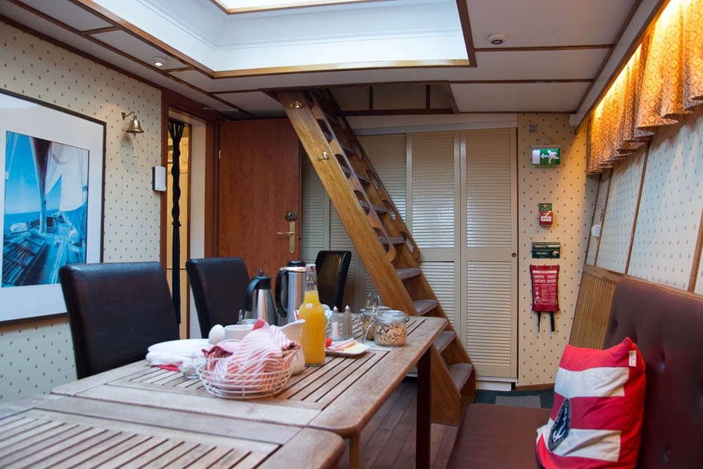 Die Treppe hinauf geht es auf Oberdeck