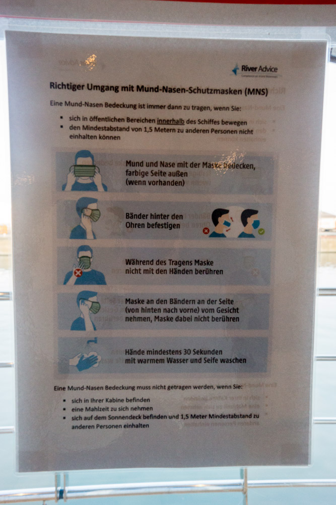 Hinweisschilder im Atrium der River Voyager