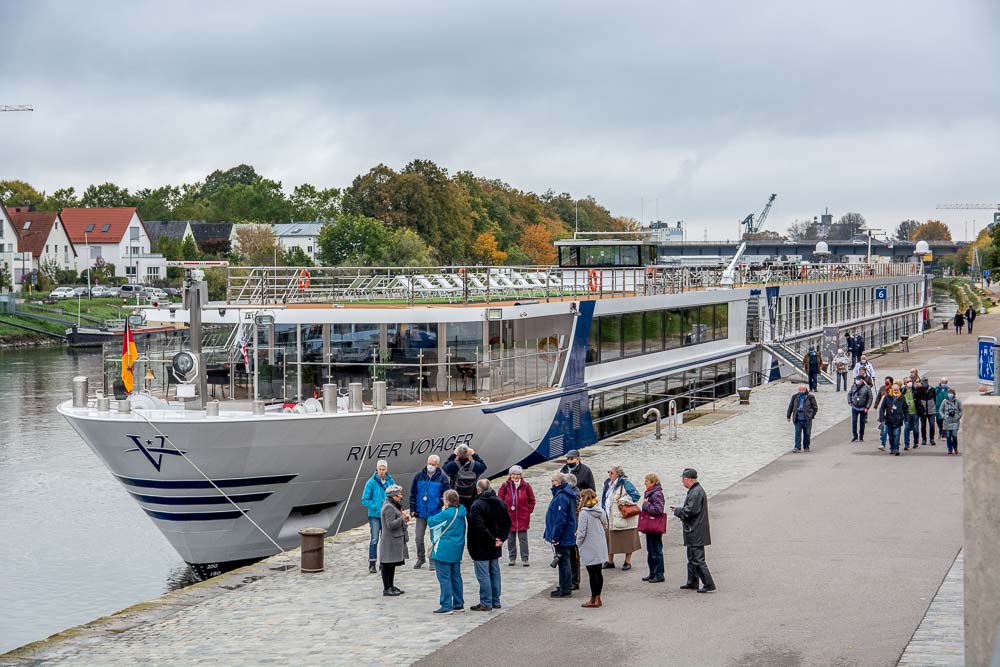 Die einzelnen kleinen Ausflugsgruppen starten vor dem Schiff