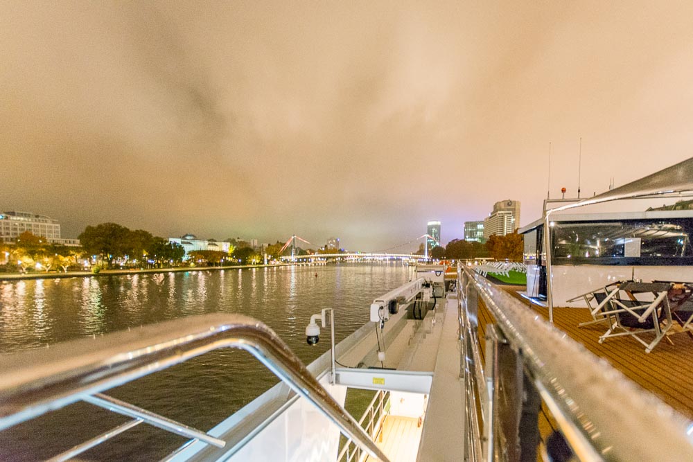 River Voyager bei Nacht in Frankfurt am Main