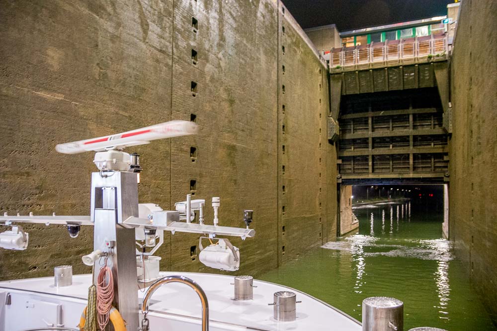 Die Schleuse Kriegenbrunn im Main-Donau-Kanal überwindet 18 Meter