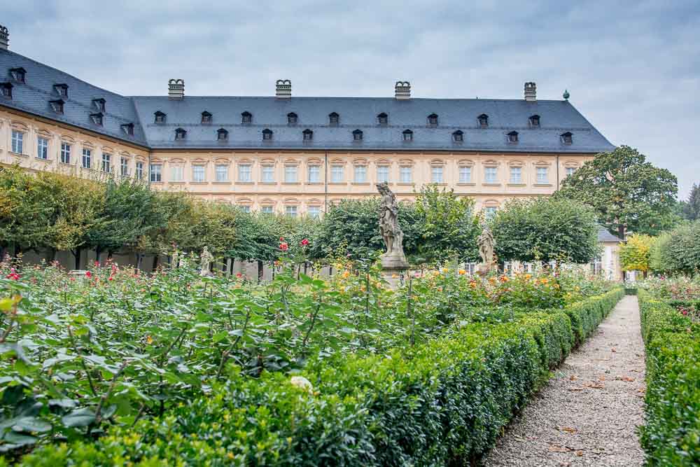 Im Rosengarten an der Neuen Residenz