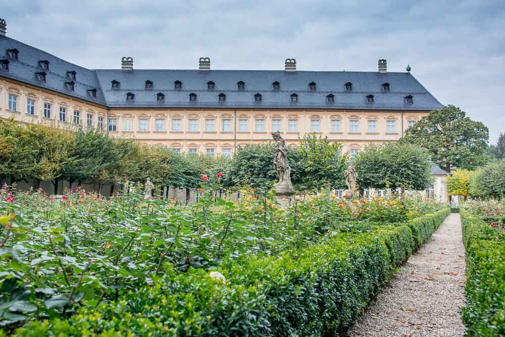 Im Rosengarten an der Neuen Residenz