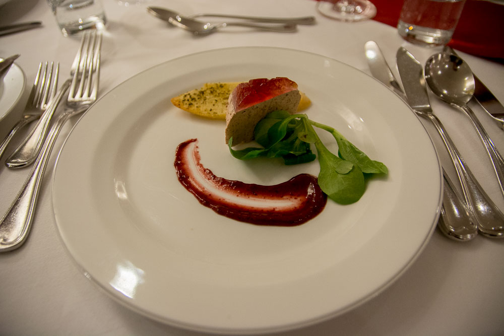 Getrüffelte Kalbsleberterrine mit Preiselbeergelee