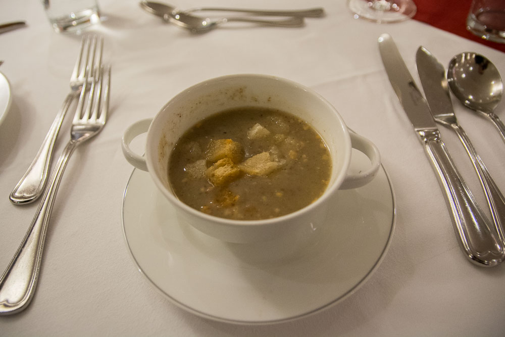 Steinpilz Bisque mit Walnusskernen und Kräutercroûtons