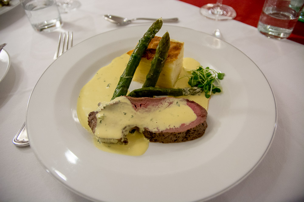 Roastbeef mit Sauce Béarnaise und Steckrüben-Kartoffelgratin