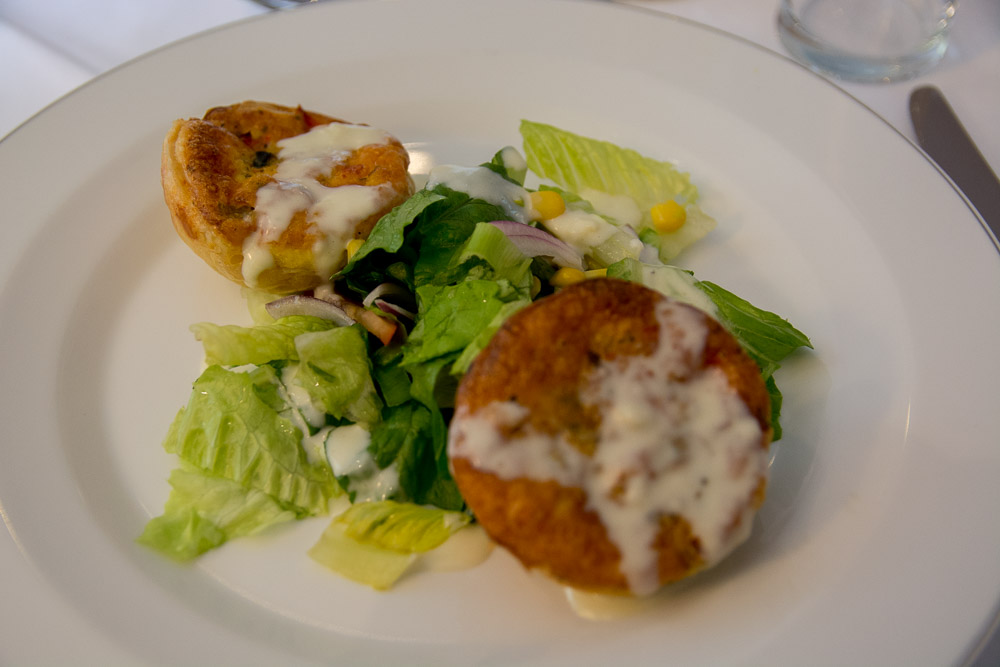 Zucchini Quiche auf Salat