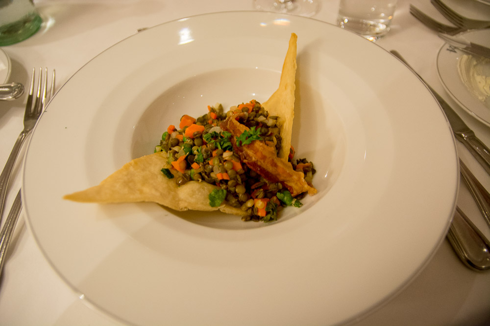 Berglinsen-Gemüse-Salat mit Speck Chips und Kürbiskernöl